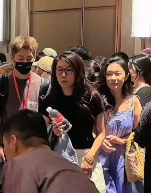霍思燕這素顏是真的羨慕了,年輕的時候真的是很水靈的那種