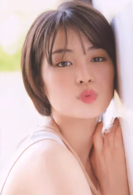 日本女星廣瀨鈴泳裝寫真露出事業線!魔鬼身材性感撩人