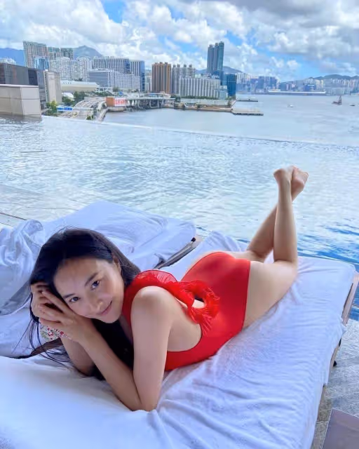 TVB小花35歲生日出海派對!與眾男友人貼胸合照!緋聞男友最親密!