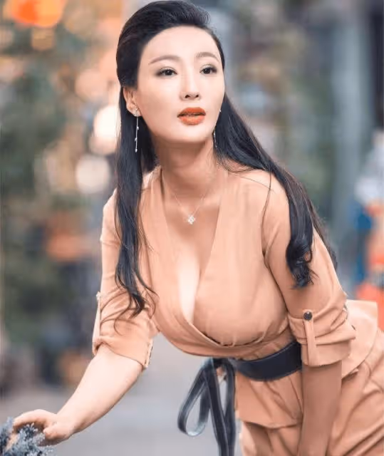 這也太饞人了!王李丹妮,這身材著實飽滿啊!