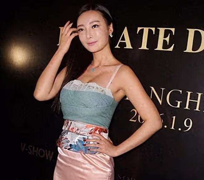 這也太饞人了!王李丹妮,這身材著實飽滿啊!