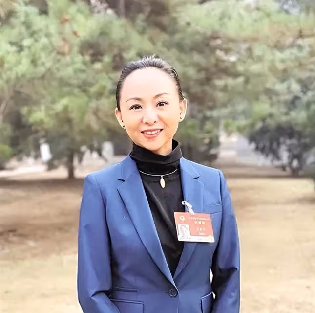 當年因擔任千手觀音領舞的聾啞人,被富商「苦追8年」,如今卻成了這副摸樣!