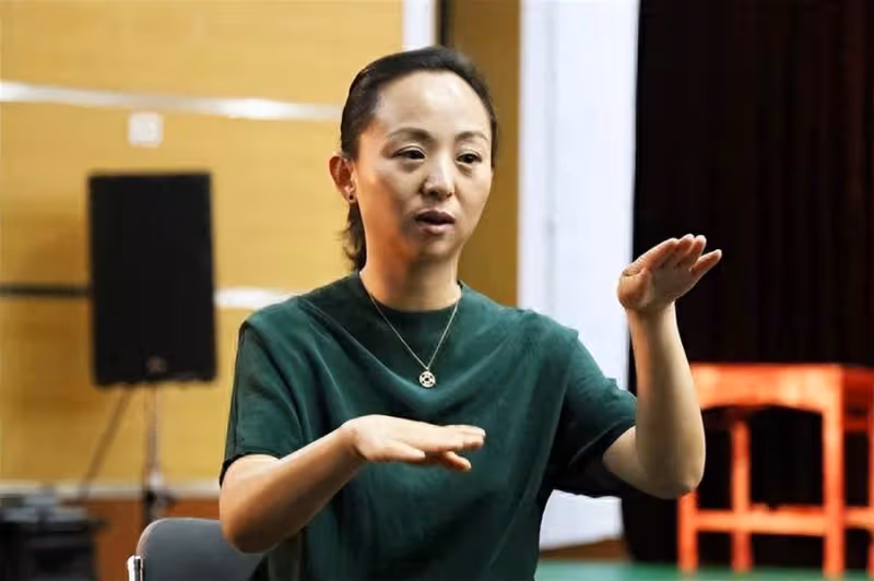 當年因擔任千手觀音領舞的聾啞人,被富商「苦追8年」,如今卻成了這副摸樣!