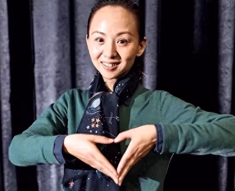 當年因擔任千手觀音領舞的聾啞人,被富商「苦追8年」,如今卻成了這副摸樣!