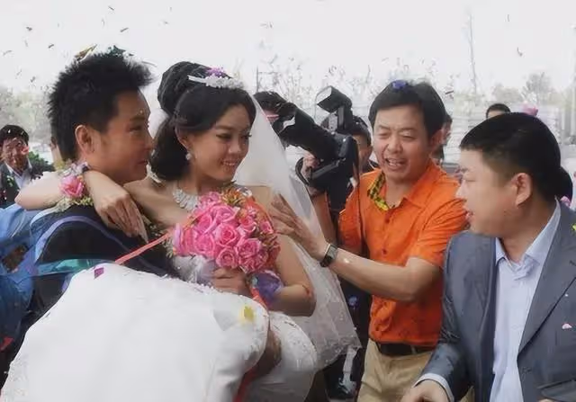 劉和剛:眾目睽睽下跪蔣大為,娶小10歲世界小姐,如今怎樣了?