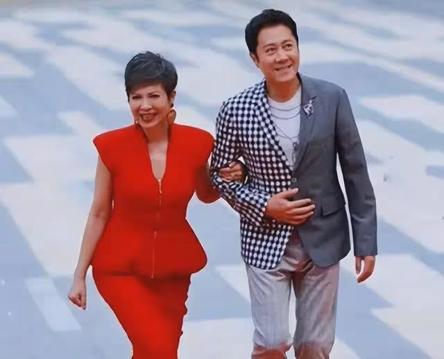 蔡國慶妻子罕見曝光,長這麼漂亮,難怪一直不肯不公開