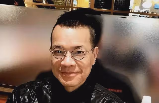 他曾是著名主持,被富婆包養11個月後精神失常,60歲看破紅塵出家