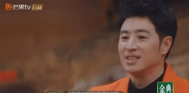 他曾是著名主持,被富婆包養11個月後精神失常,60歲看破紅塵出家