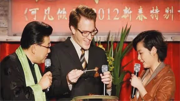 與袁立分手的徐威，娶到張怡寧後，如今過得怎樣？