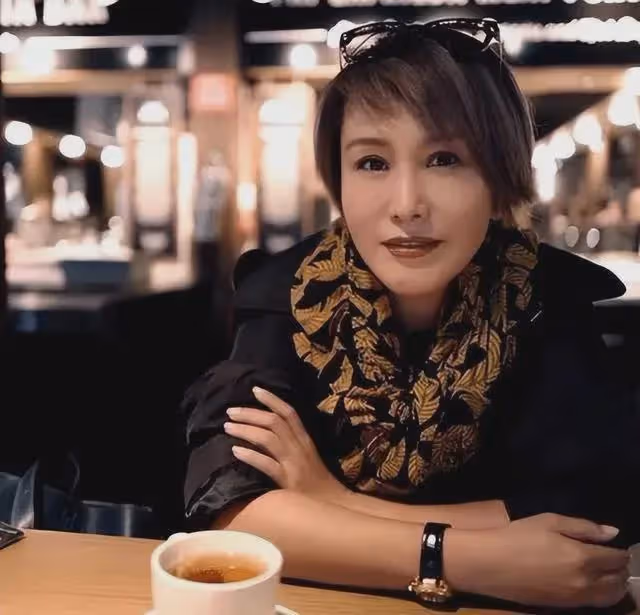 王茜:嫁大23歲導演,結婚9年丈夫去世後,守寡7年完成丈夫遺願