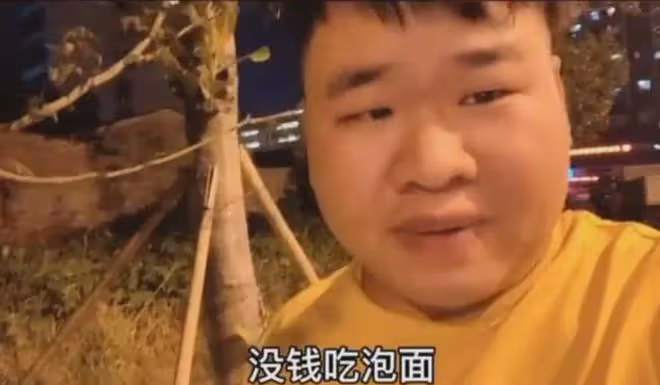 他用三年時間,從流水線工人到千萬級網紅,如今求婚高顏值女友