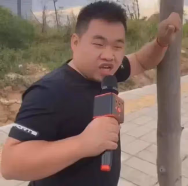 他用三年時間,從流水線工人到千萬級網紅,如今求婚高顏值女友
