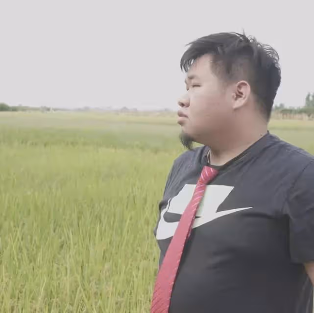 他用三年時間,從流水線工人到千萬級網紅,如今求婚高顏值女友