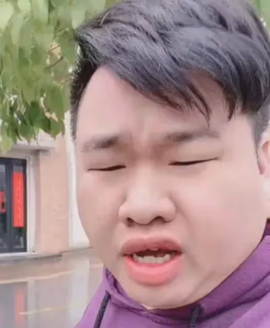 他用三年時間,從流水線工人到千萬級網紅,如今求婚高顏值女友