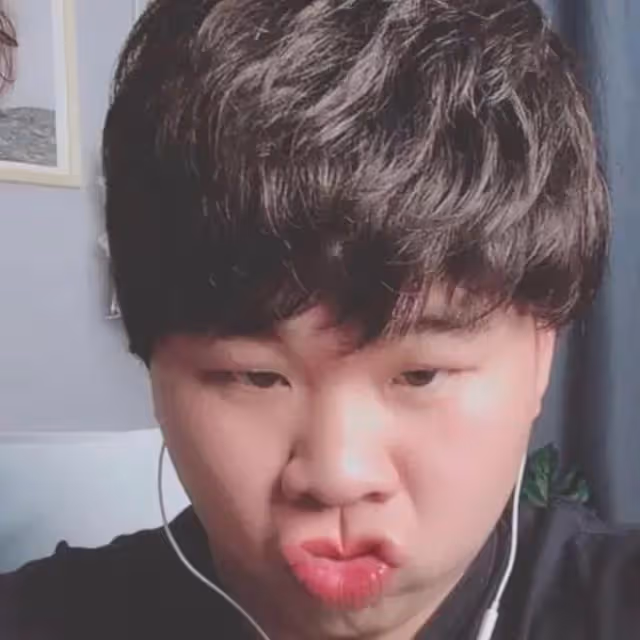 他用三年時間,從流水線工人到千萬級網紅,如今求婚高顏值女友