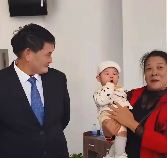 大衣哥兒媳陳萌變俏麗,成為朱家的話事人,和大衣哥各頂半邊天