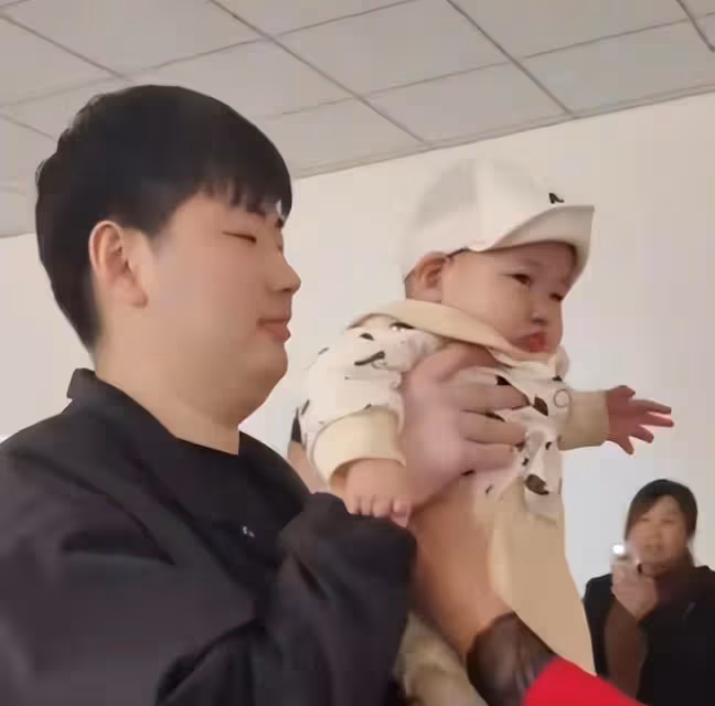 大衣哥兒媳陳萌變俏麗,成為朱家的話事人,和大衣哥各頂半邊天