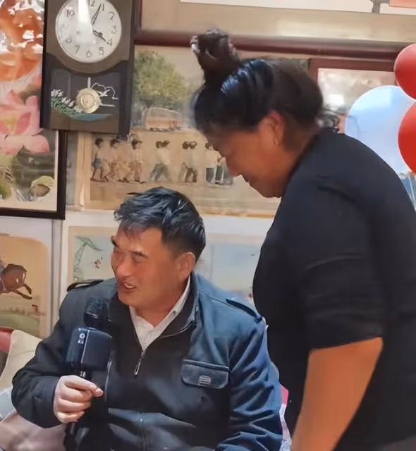 大衣哥兒媳陳萌變俏麗,成為朱家的話事人,和大衣哥各頂半邊天