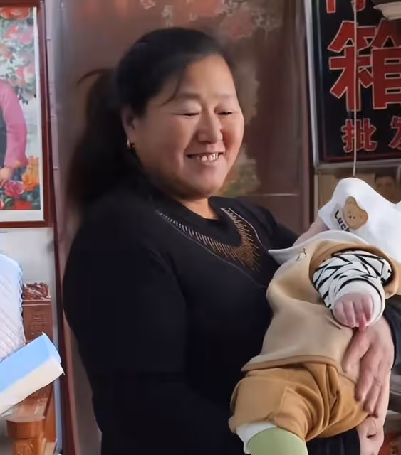 大衣哥兒媳陳萌變俏麗,成為朱家的話事人,和大衣哥各頂半邊天