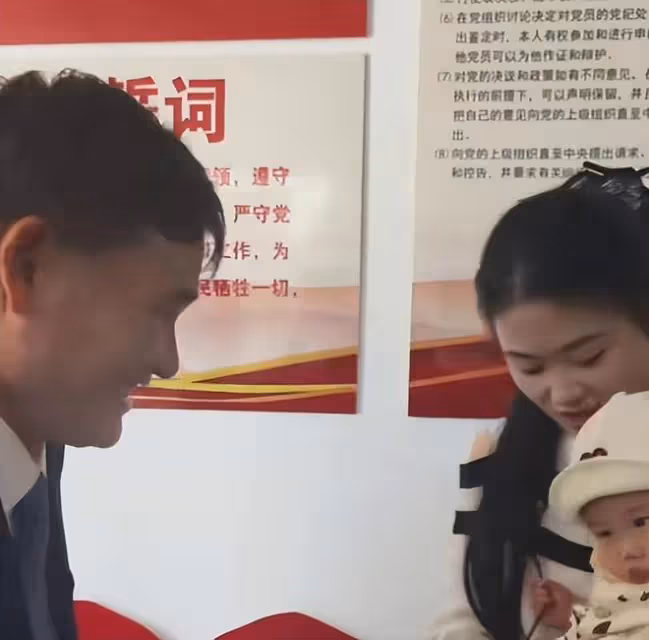大衣哥兒媳陳萌變俏麗,成為朱家的話事人,和大衣哥各頂半邊天