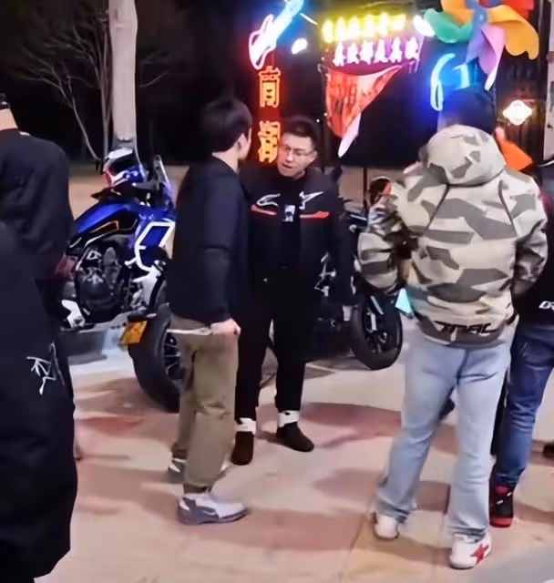 小米車主撞摩托車後續:官方通報故意傷人,23歲嫌疑人被控制