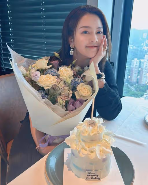 周渝民8歲女兒正面照公開,喻虹淵摟著女兒切蛋糕,母女像姐妹
