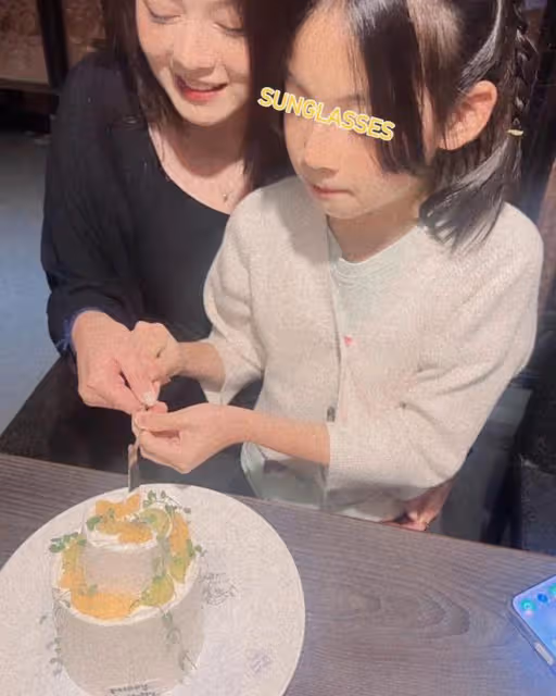 周渝民8歲女兒正面照公開,喻虹淵摟著女兒切蛋糕,母女像姐妹