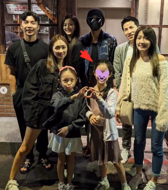 周渝民8歲女兒正面照公開,喻虹淵摟著女兒切蛋糕,母女像姐妹