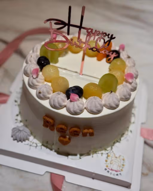 周渝民8歲女兒正面照公開,喻虹淵摟著女兒切蛋糕,母女像姐妹
