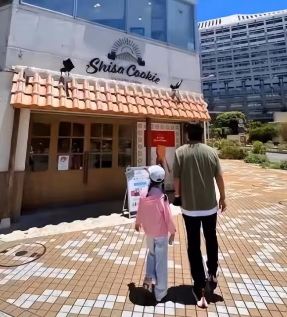 周渝民8歲女兒正面照公開,喻虹淵摟著女兒切蛋糕,母女像姐妹