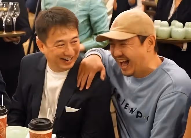 沈騰黃磊相聚戲劇節長桌宴,坐在一起吃席,親密互動破輿論