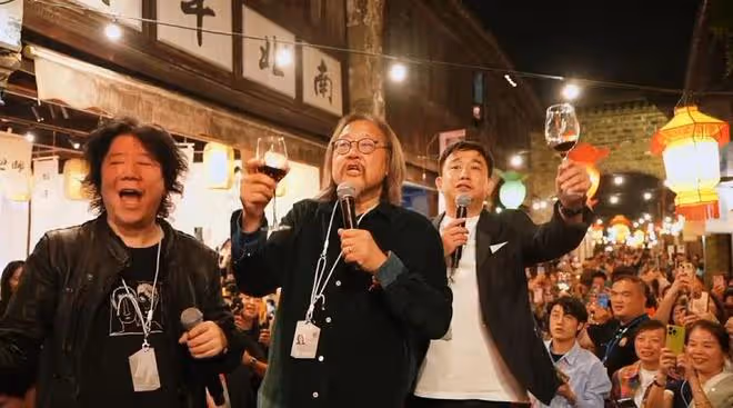沈騰黃磊相聚戲劇節長桌宴,坐在一起吃席,親密互動破輿論