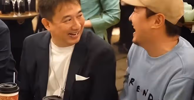 沈騰黃磊相聚戲劇節長桌宴,坐在一起吃席,親密互動破輿論