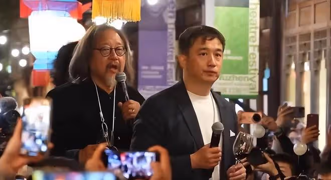 沈騰黃磊相聚戲劇節長桌宴,坐在一起吃席,親密互動破輿論