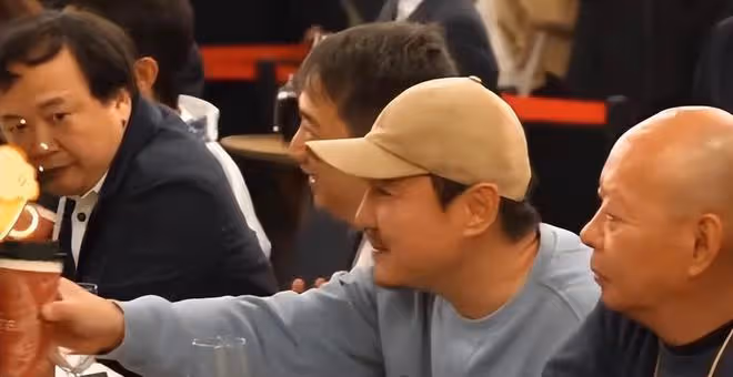 沈騰黃磊相聚戲劇節長桌宴,坐在一起吃席,親密互動破輿論