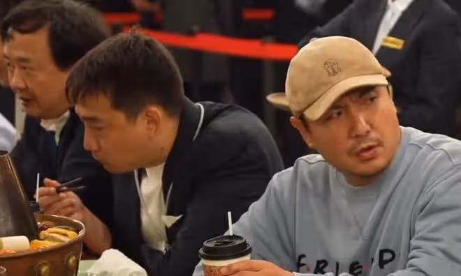 沈騰黃磊相聚戲劇節長桌宴,坐在一起吃席,親密互動破輿論