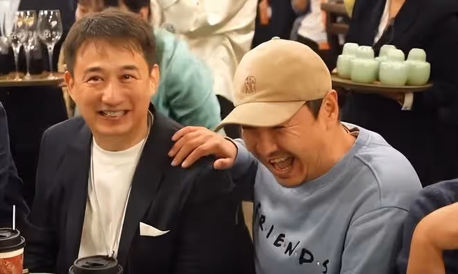 沈騰黃磊相聚戲劇節長桌宴,坐在一起吃席,親密互動破輿論