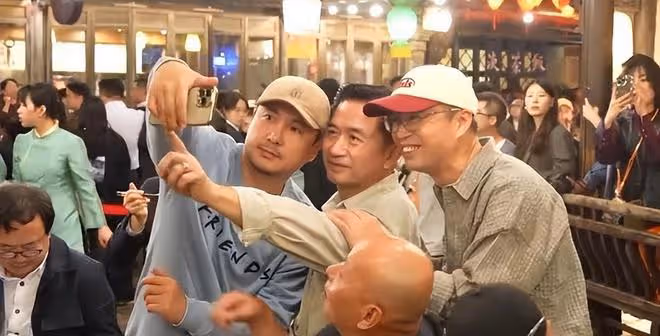 沈騰黃磊相聚戲劇節長桌宴,坐在一起吃席,親密互動破輿論