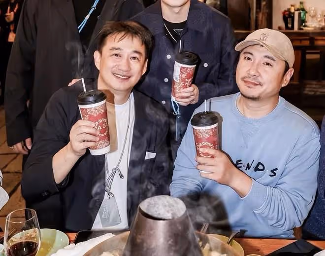 沈騰黃磊相聚戲劇節長桌宴,坐在一起吃席,親密互動破輿論
