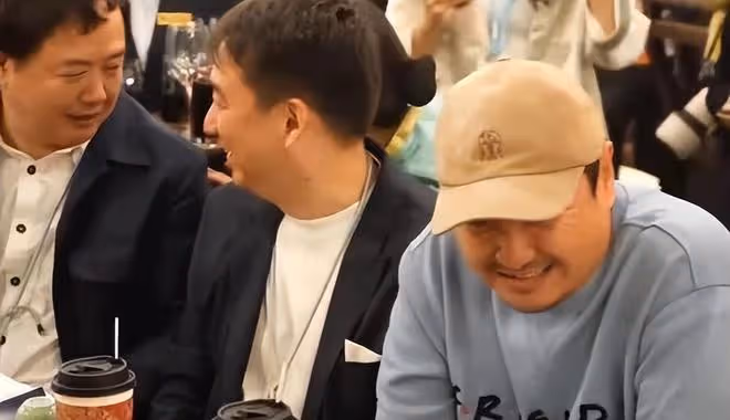 沈騰黃磊相聚戲劇節長桌宴,坐在一起吃席,親密互動破輿論