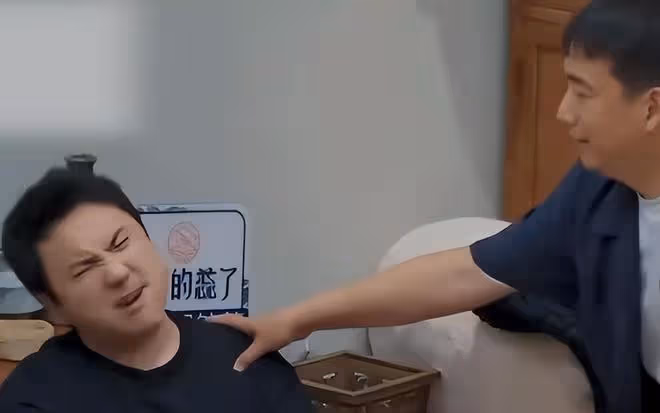 沈騰黃磊相聚戲劇節長桌宴,坐在一起吃席,親密互動破輿論