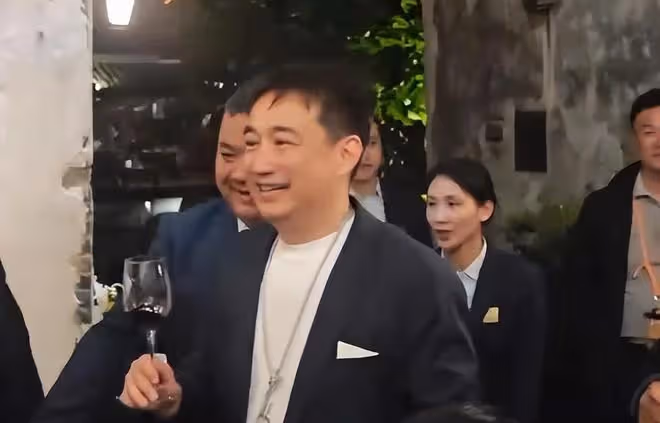 沈騰黃磊相聚戲劇節長桌宴,坐在一起吃席,親密互動破輿論