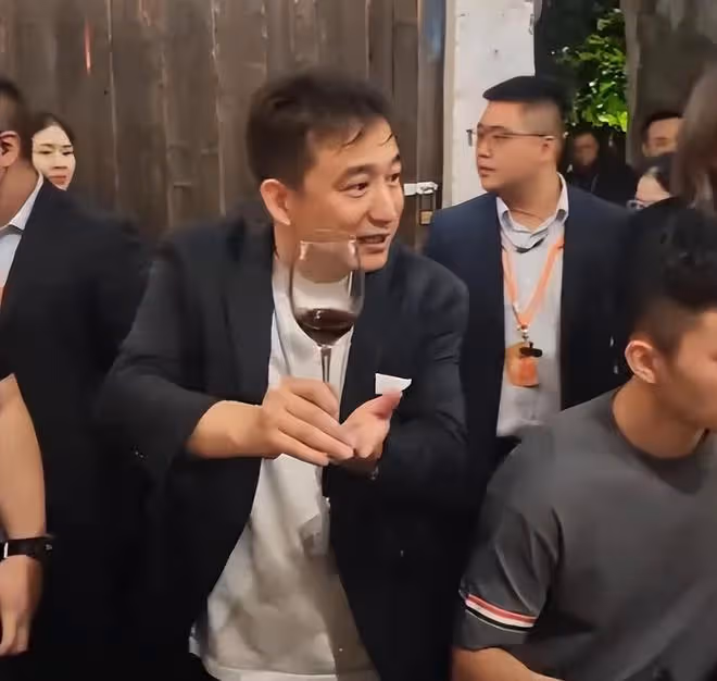 沈騰黃磊相聚戲劇節長桌宴,坐在一起吃席,親密互動破輿論