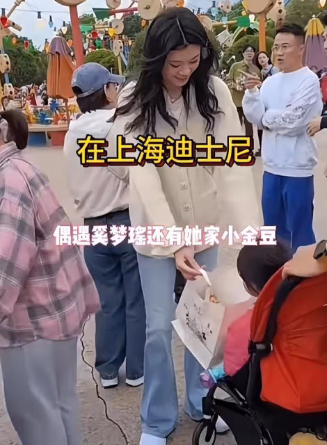奚夢瑤一家四口被偶遇,何猷君抱女兒好暖心,牽奚夢瑤的手好恩愛