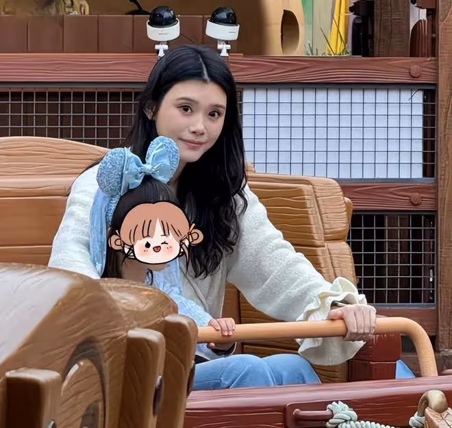 奚夢瑤一家四口被偶遇,何猷君抱女兒好暖心,牽奚夢瑤的手好恩愛