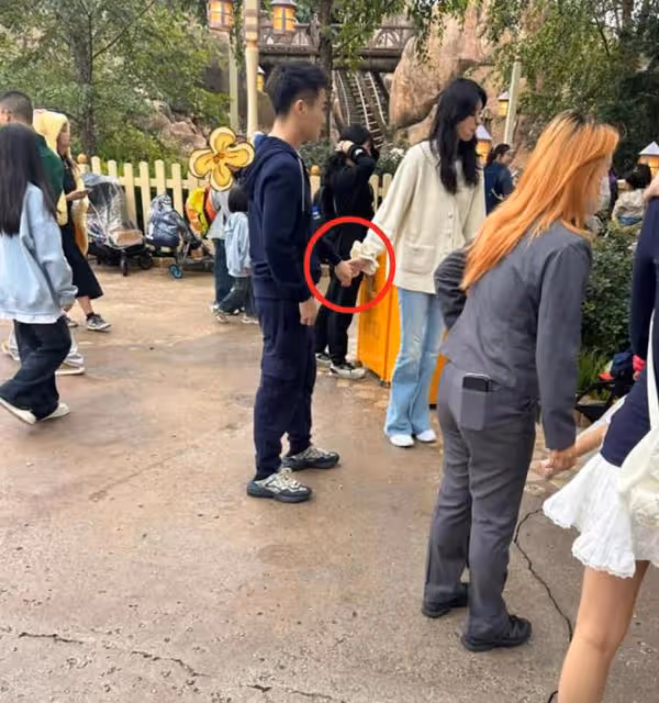 奚夢瑤一家四口被偶遇,何猷君抱女兒好暖心,牽奚夢瑤的手好恩愛