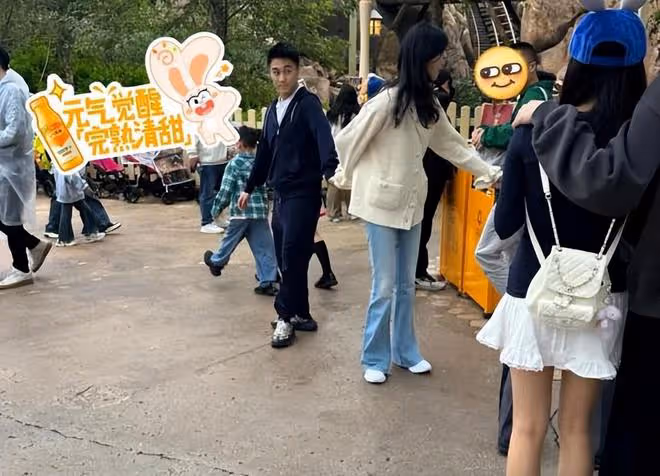 奚夢瑤一家四口被偶遇,何猷君抱女兒好暖心,牽奚夢瑤的手好恩愛