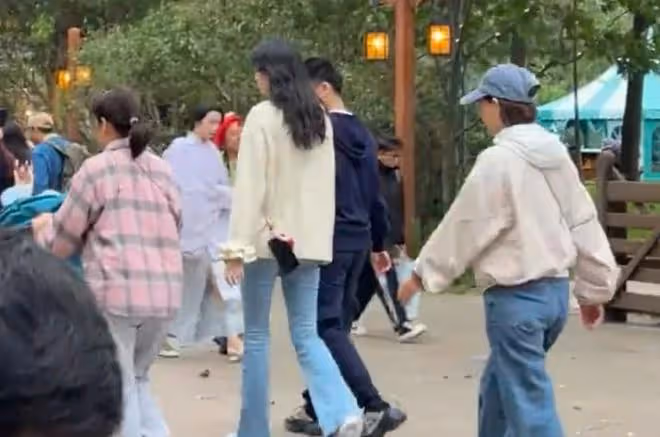 奚夢瑤一家四口被偶遇,何猷君抱女兒好暖心,牽奚夢瑤的手好恩愛