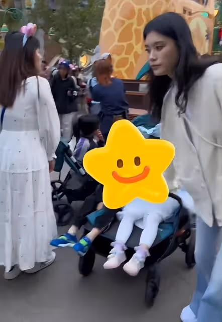 奚夢瑤一家四口被偶遇,何猷君抱女兒好暖心,牽奚夢瑤的手好恩愛