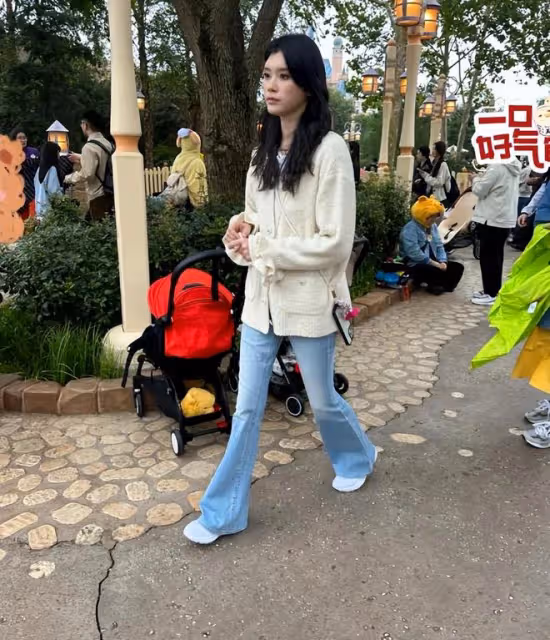 奚夢瑤一家四口被偶遇,何猷君抱女兒好暖心,牽奚夢瑤的手好恩愛